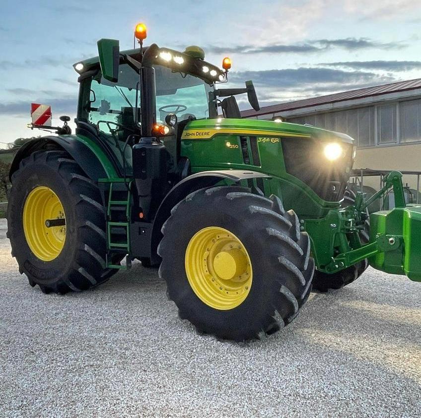 Fairly Used John Dee Farm tractors / John deee agricultural tractor, lawn tractor, John Deere Zero-Turn Mower