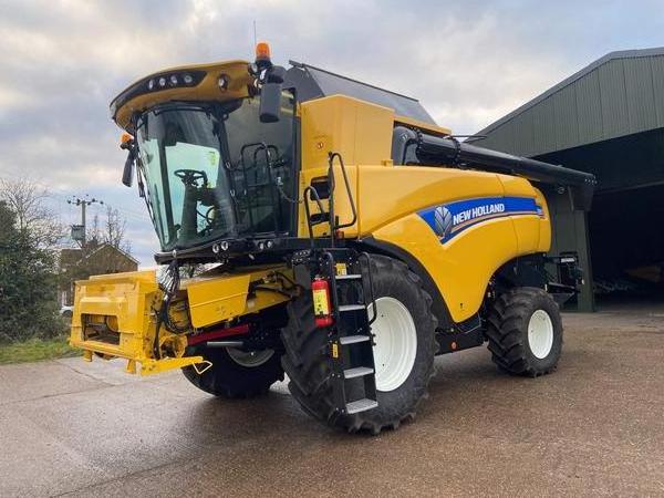 New holland combine harvesting corn high standard manufacture available in all quality for sale