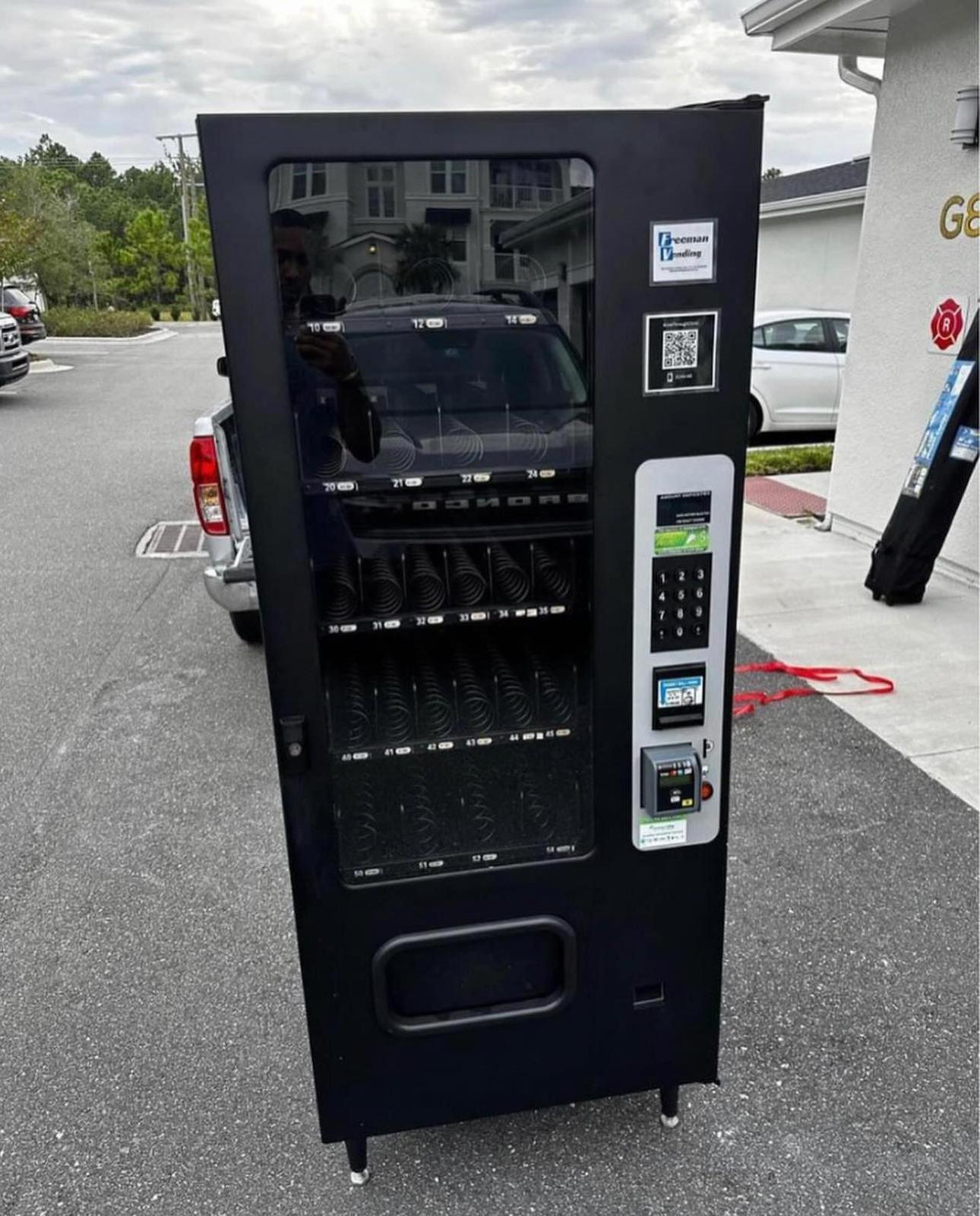 Wholesale Vending machine with hot coffee,hot water ,drinks ,snacks, in the mall, street,supermarket, hospital, company