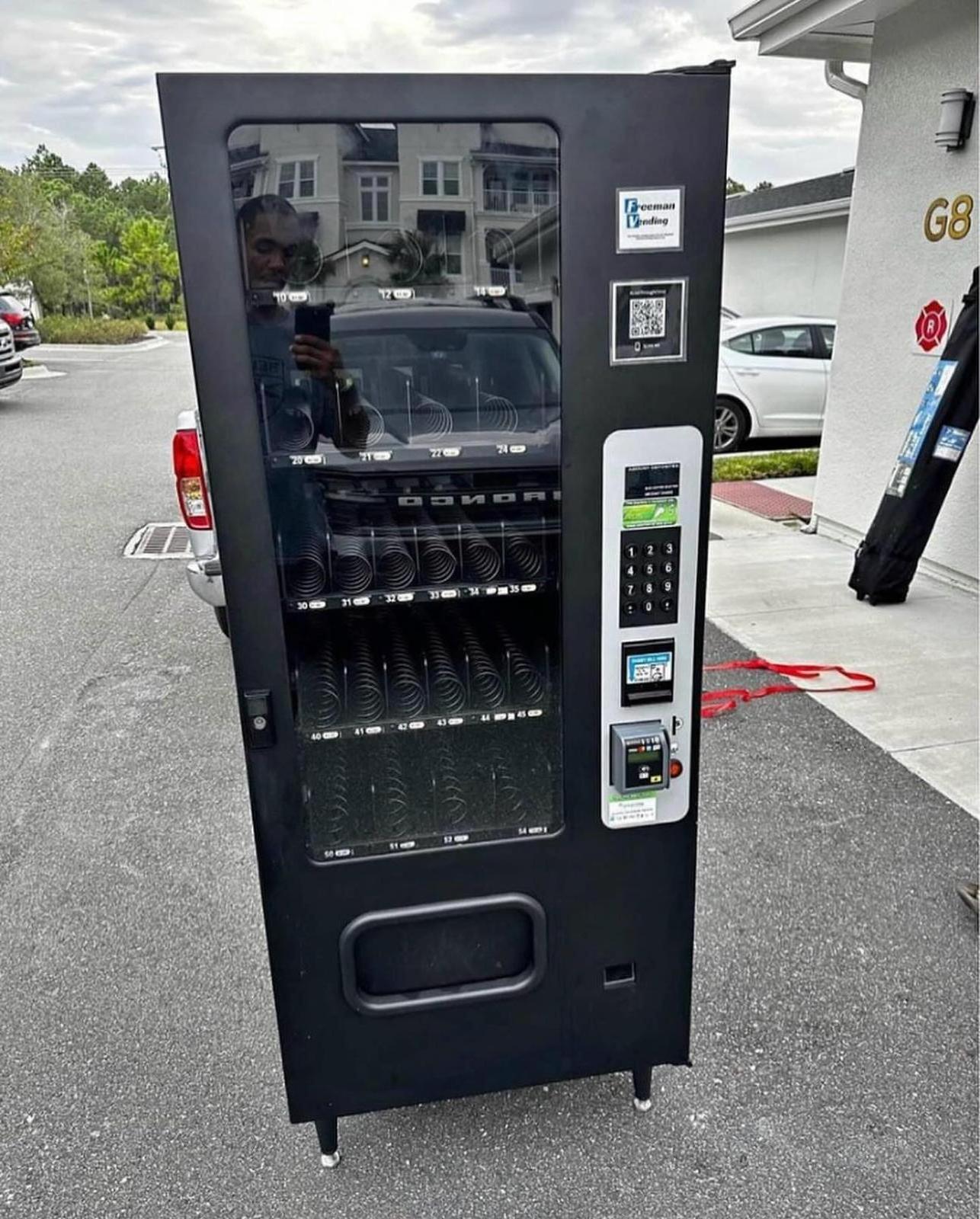 Wholesale Vending machine with hot coffee,hot water ,drinks ,snacks, in the mall, street,supermarket, hospital, company