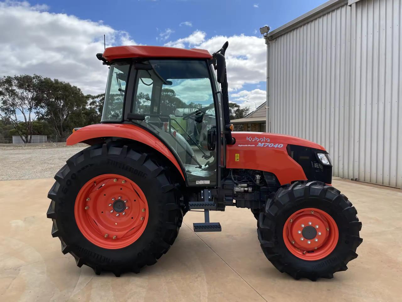 Kubota tractors M7040 40Hp 4 wheel used tractor Kubota M7040 with front loader For Sale