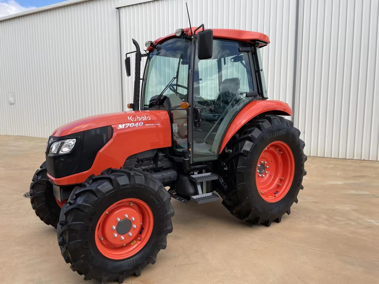 Kubota tractors M7040 40Hp 4 wheel used tractor Kubota M7040 with front loader For Sale