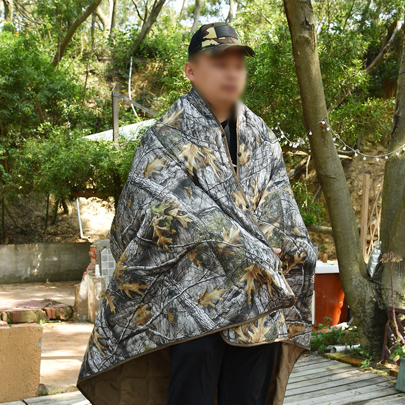 New trend outdoor emergency cotton camo is multi-functional sewage blanket camping ice skating mountaineering essential