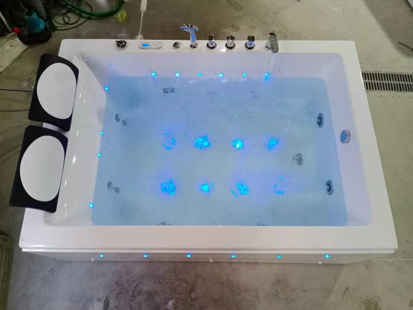 2 person hot spa bath tub with tv / bath tub bathroom