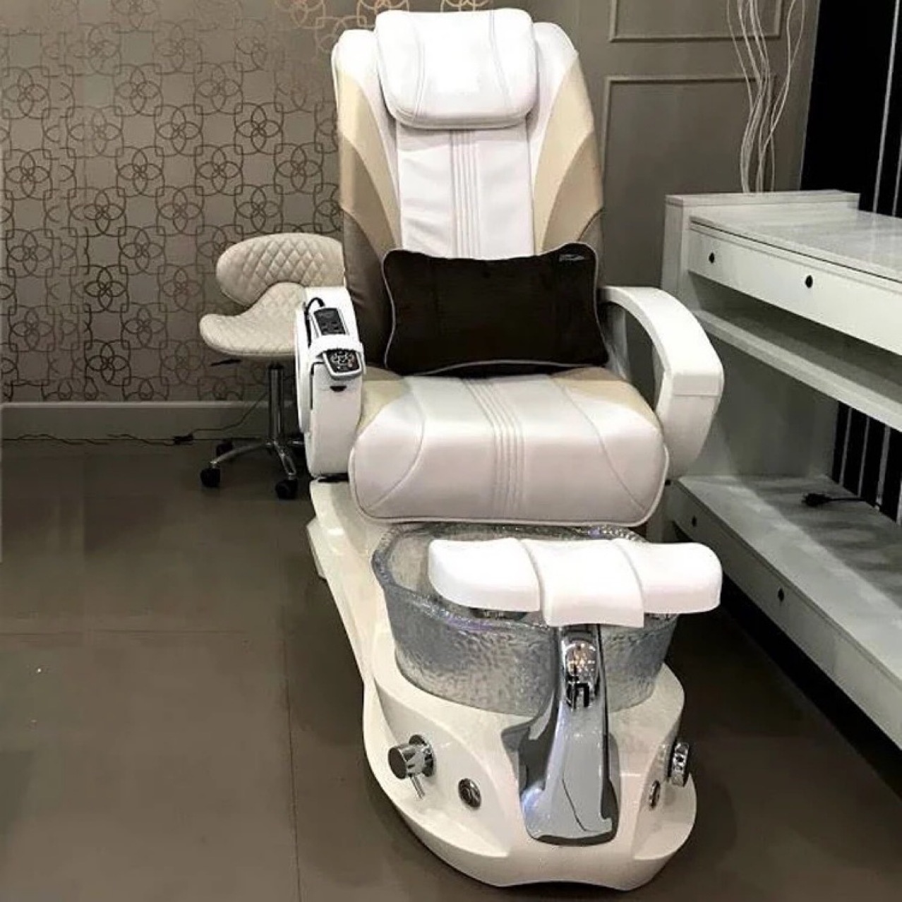 Modern beauty salon equipment professional foot spa manicure chair luxury black pedicure chair for nail salon