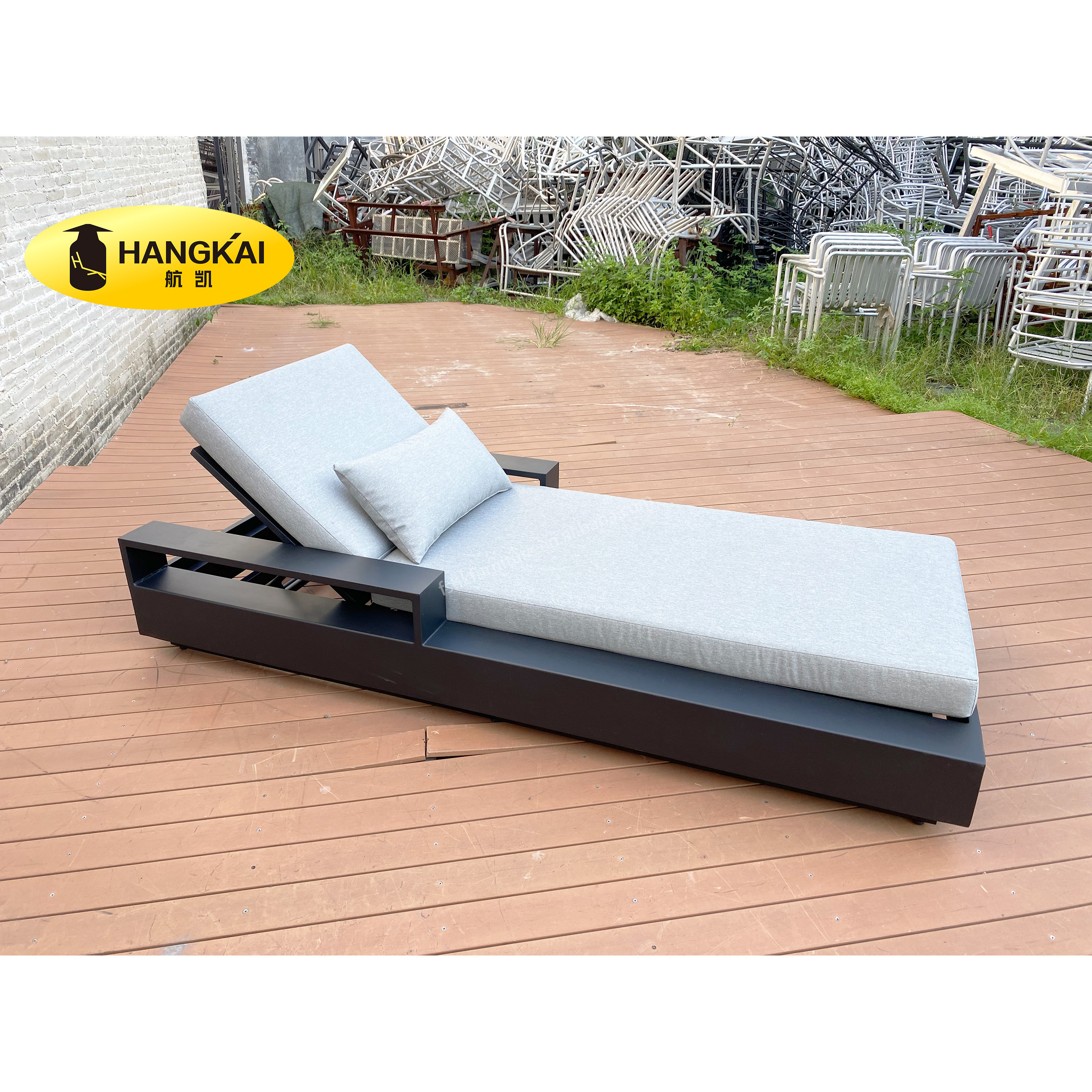 Simple Style Day Bed Outdoor Furniture Aluminum Sun Lounger With Cushion