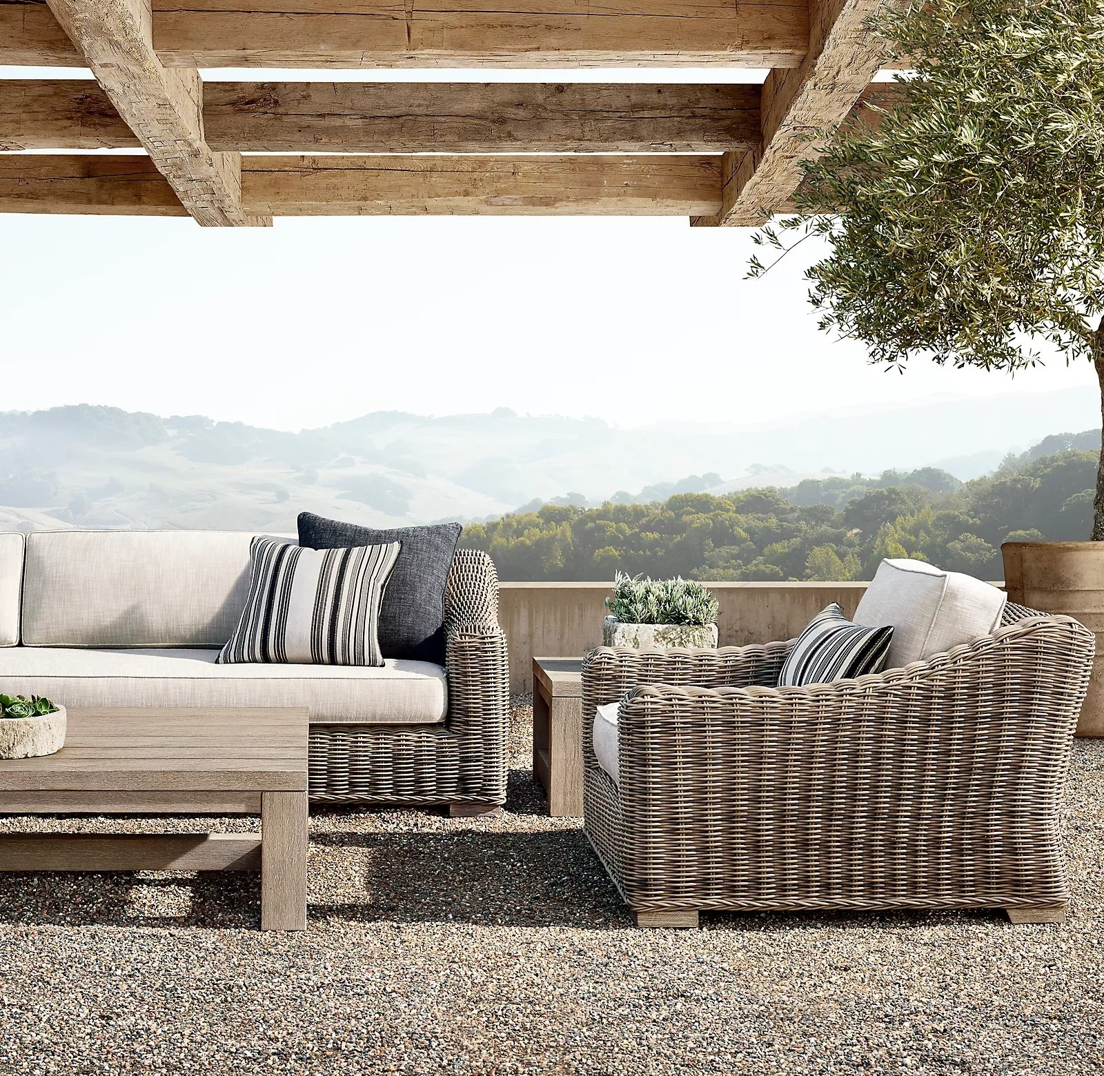 Hangkai luxury wicker/rattan/webbing outdoor/patio/garden sofa with teak coffee table