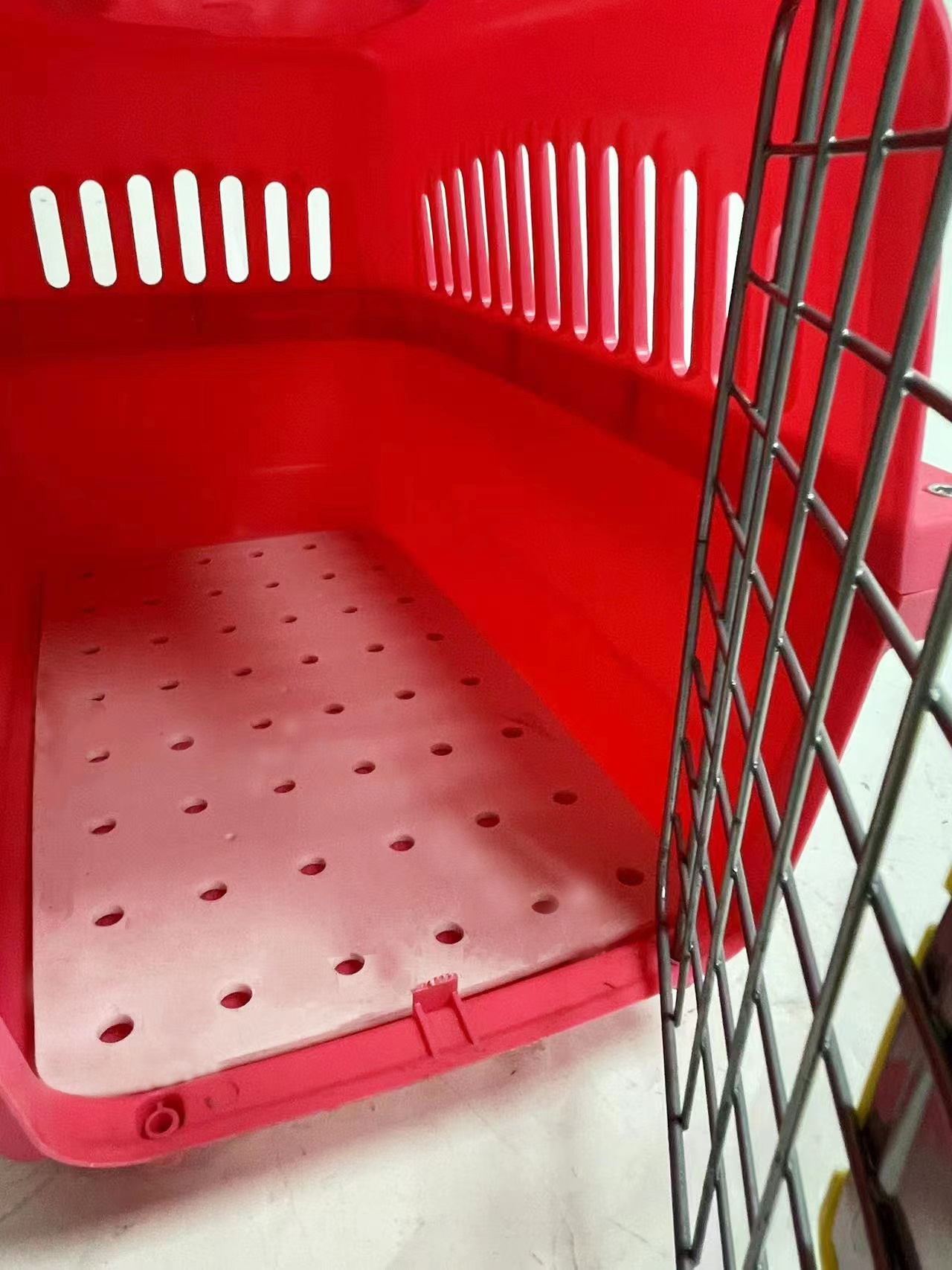 HC-1001Manufacturer Wholesale Small Portable Plastic Dog Cat Car Transport Crate Air Travel Airline Approved Dog Transport Cage