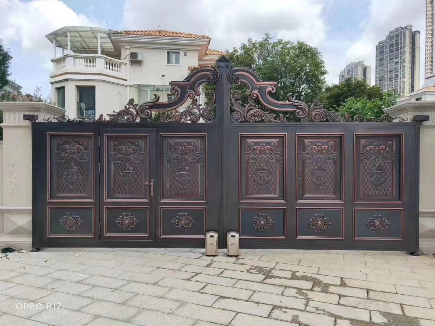 Wrought Iron Side Gates Decorative Wrought Iron Gate Accessories Latest Main Gate Design with Wheel Swing Gate Opener