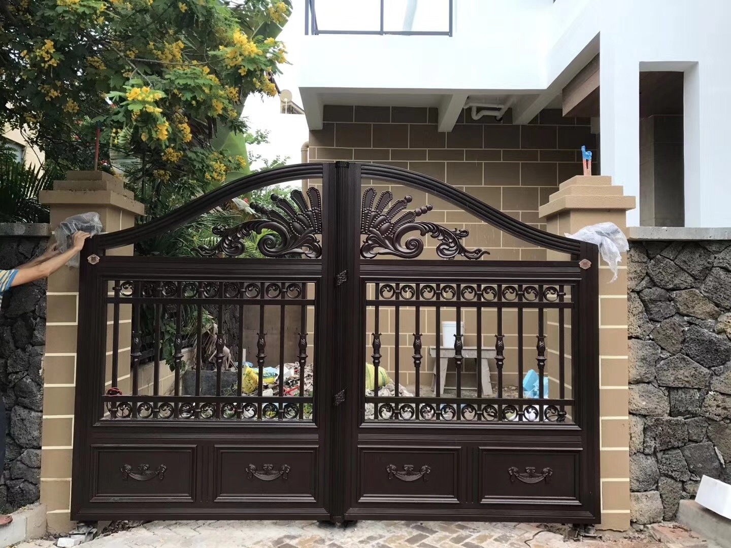 front auto simple small iron farm swing main gate door designs price with automatic gate openers in india