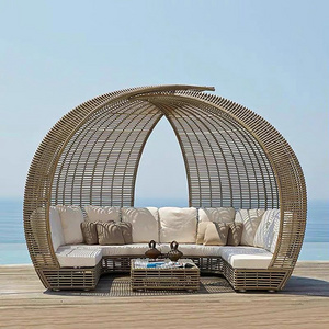 Resort Hotel Patio Luxury Sunbed With Coffee Table Pool Rattan Furniture Aluminum Frame Round Sofa Outdoor Daybed With Canopy