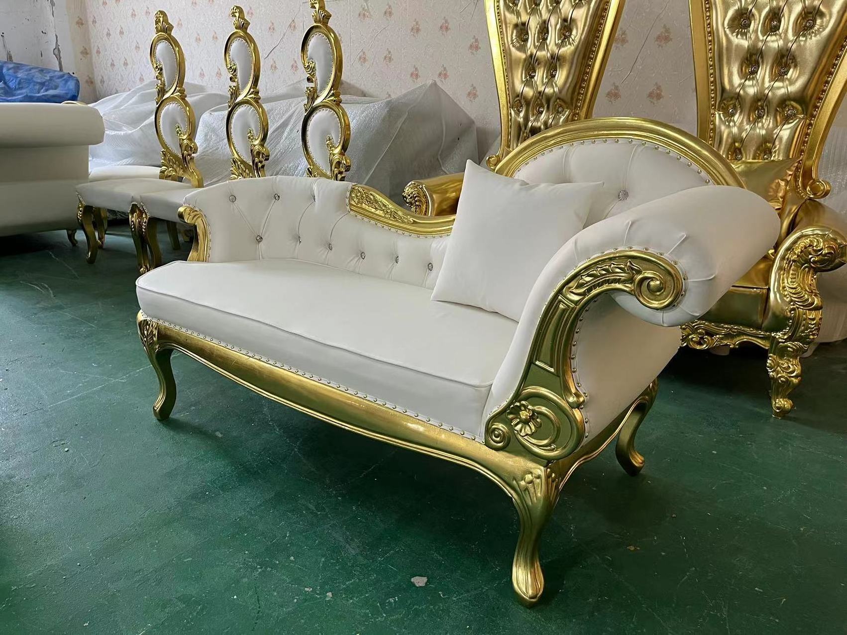 Outdoor indoor gold upholstered classic chaise lounge loveseat comfortable royal throne sofa recliners leather queen throne sofa