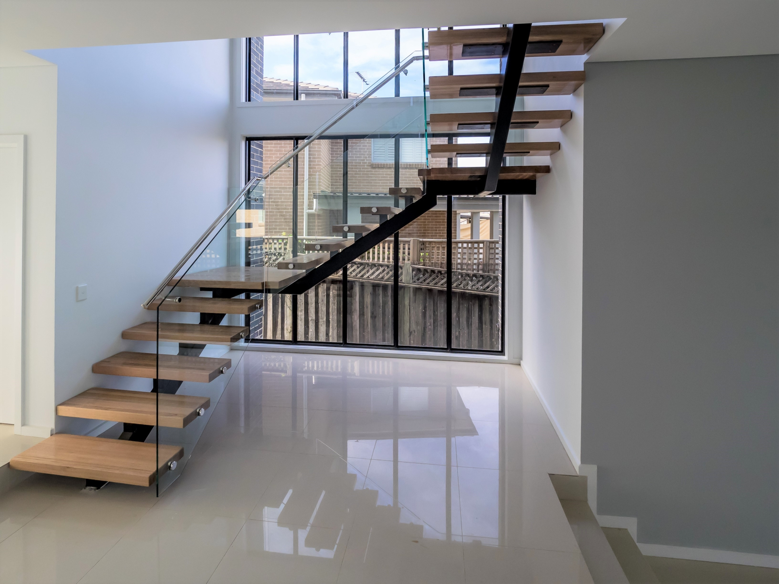 Floating Straight Stairs Central Spine Stair Middle Stringer Staircase with glass railing