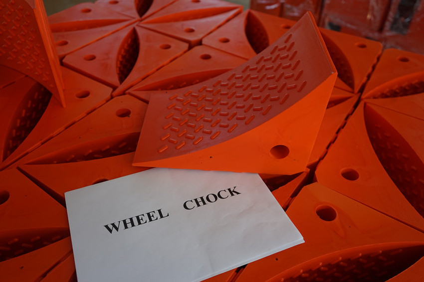 Loading 20tons Car parking equipment polyurethane wheel chock for mining truck