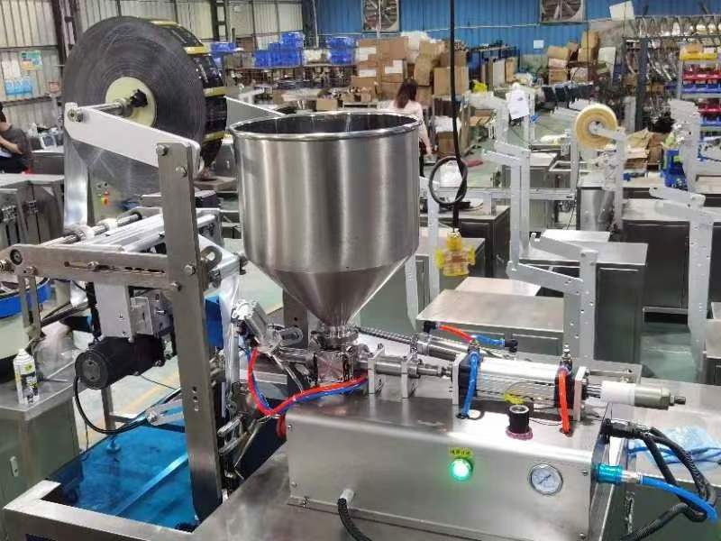 Automatic round corner 10ml honey stick packing machine syrup ketchup sauce cream sachet sealing filling packing machine