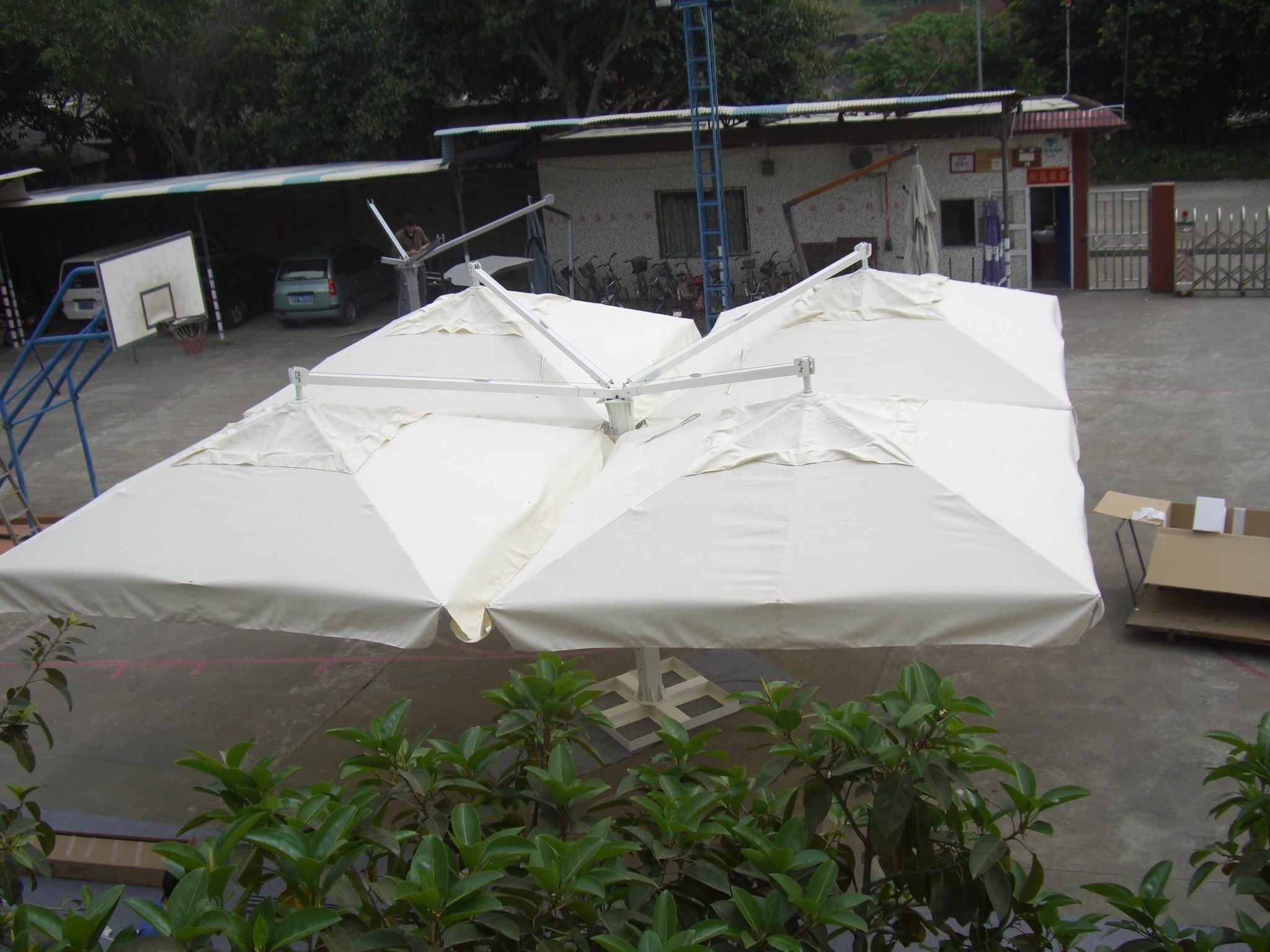 4 arms Cantilever Outdoor Umbrella in big size