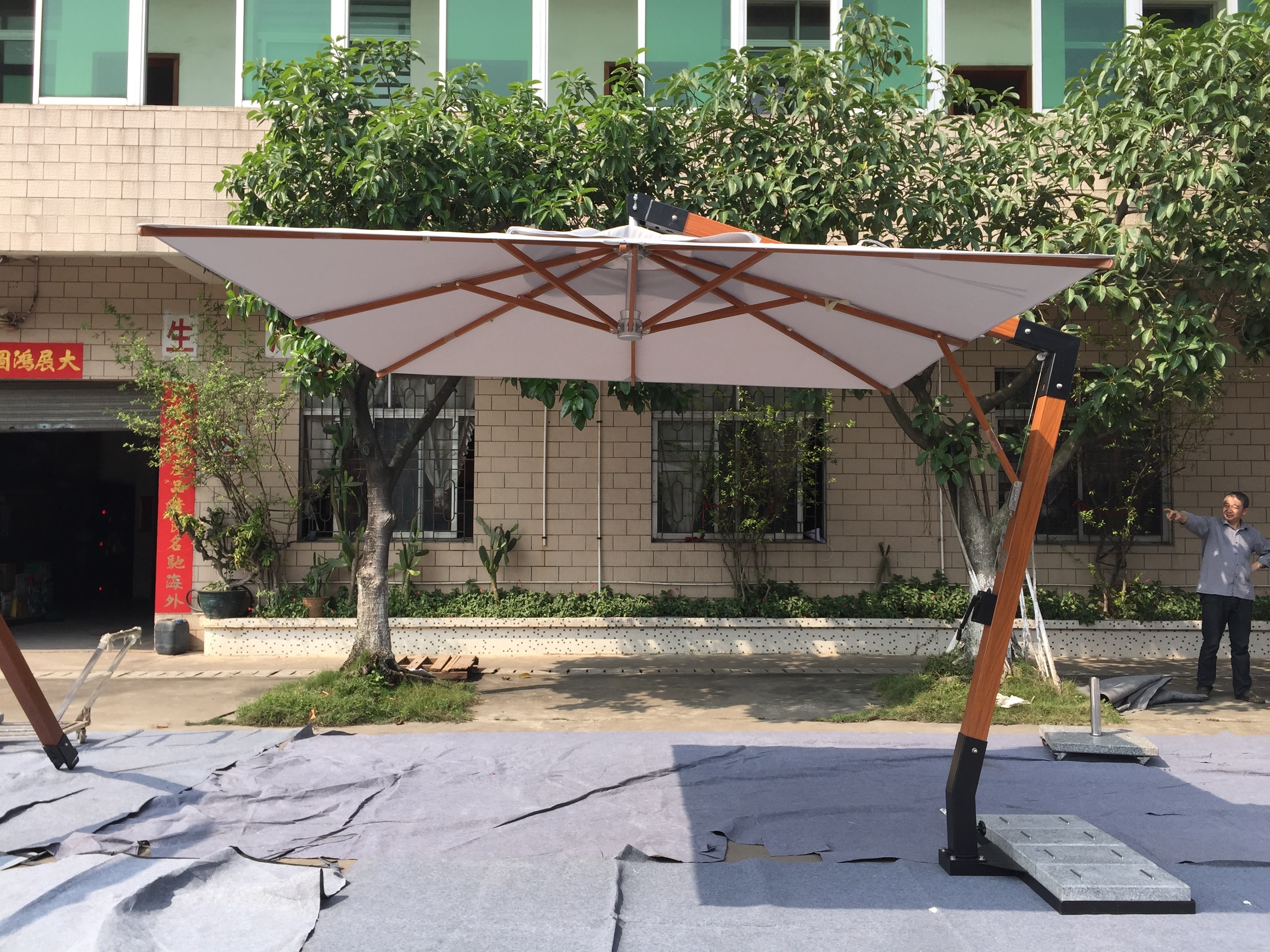 300 X 300 CM  aluminum 360 rotation heavy duty commercial residential hanging cantilever Umbrella