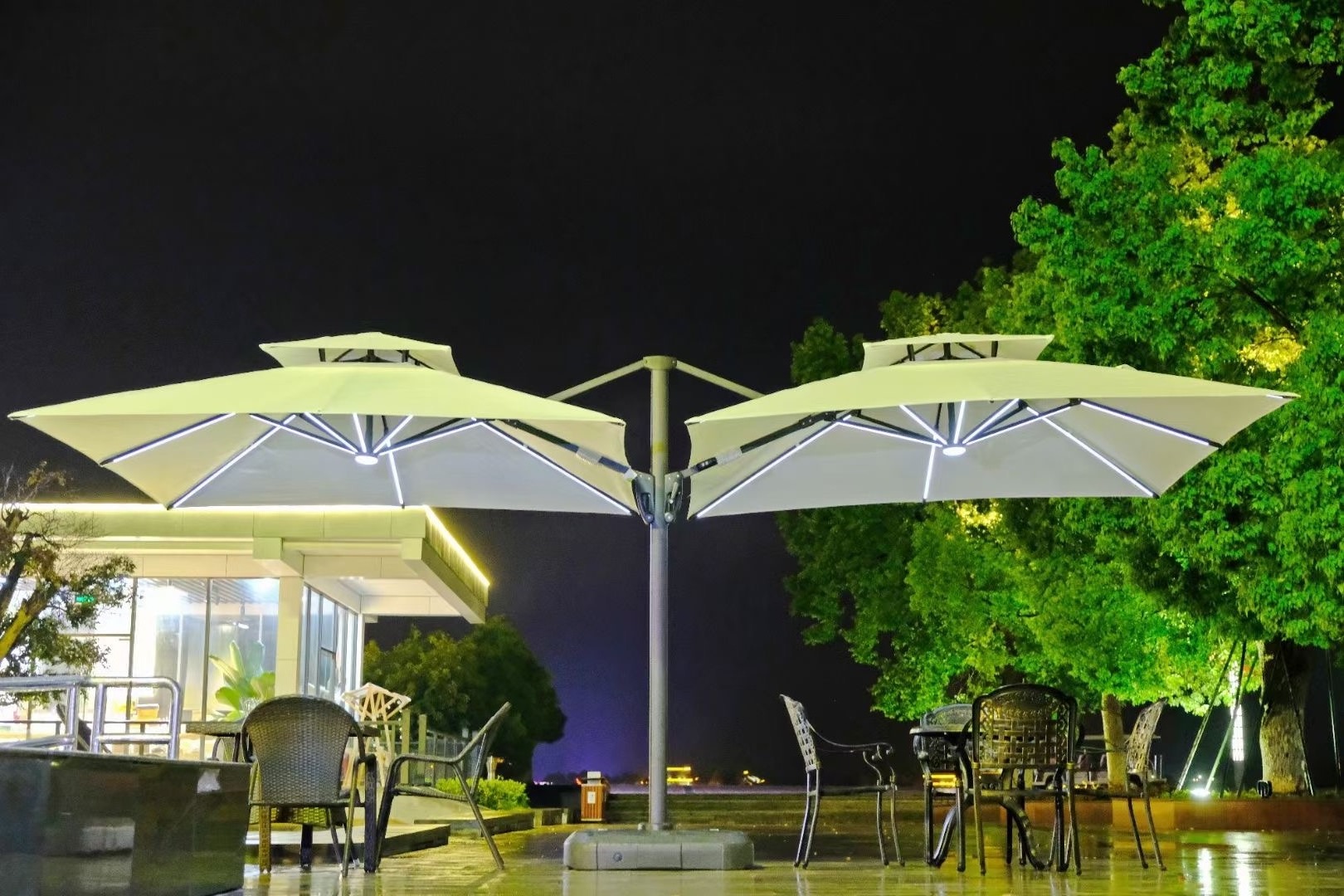 New Design Big Restaurant Umbrella Outdoor Parasol Cafe Solar Double Side Cantilever Umbrella with LED Light