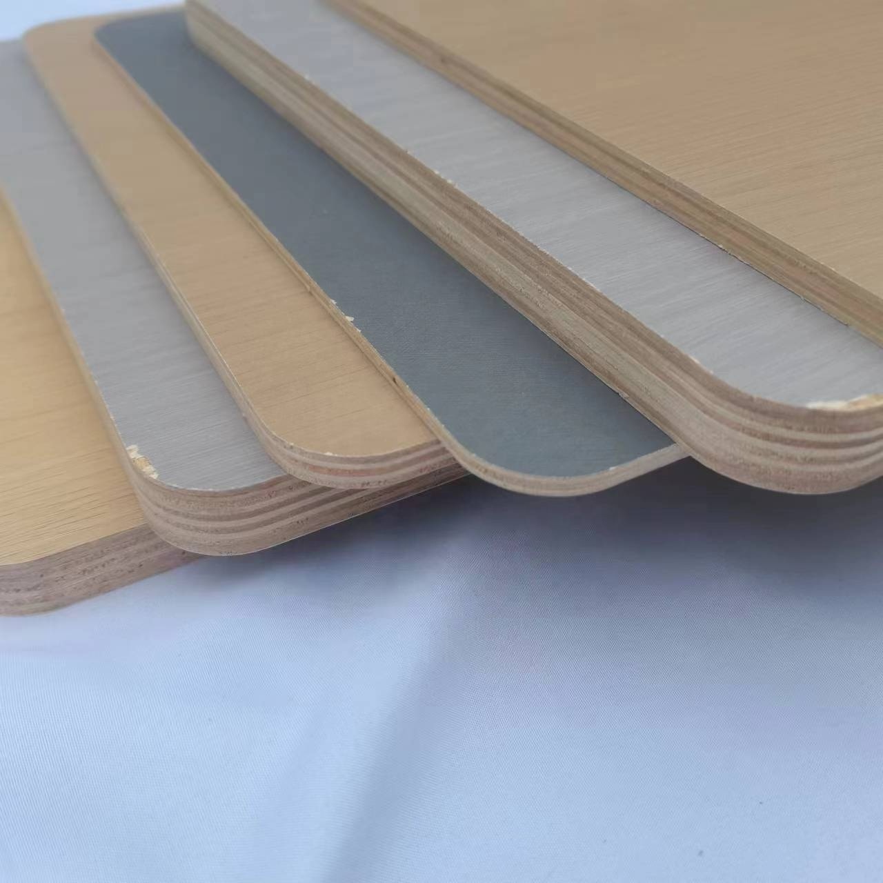 Waterproof 4x8 White Melamine Board E0 Formaldehyde Emission Walnut Plywood sheet Laminated HDF Plywood Marine Use Stand Sheet