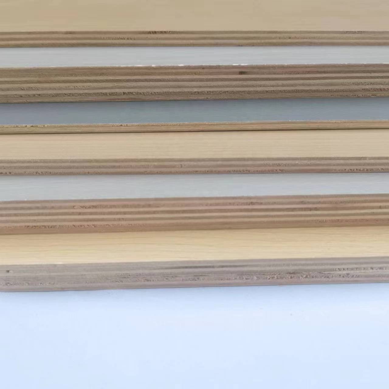 Waterproof 4x8 White Melamine Board E0 Formaldehyde Emission Walnut Plywood sheet Laminated HDF Plywood Marine Use Stand Sheet