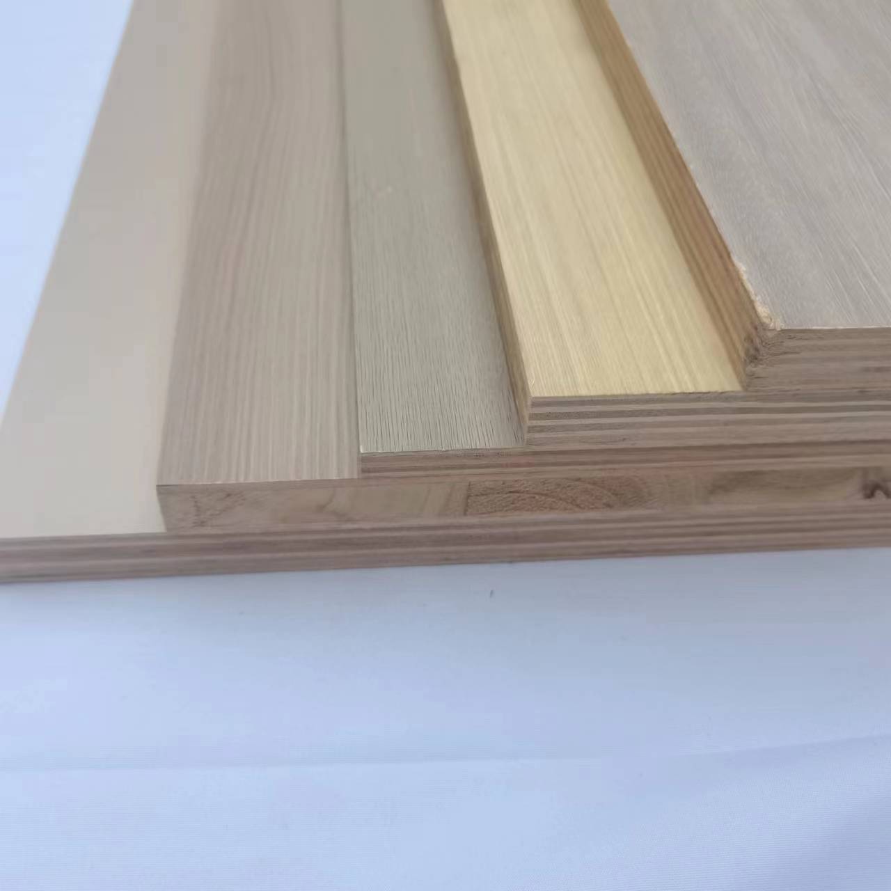 Waterproof 4x8 White Melamine Board E0 Formaldehyde Emission Walnut Plywood sheet Laminated HDF Plywood Marine Use Stand Sheet