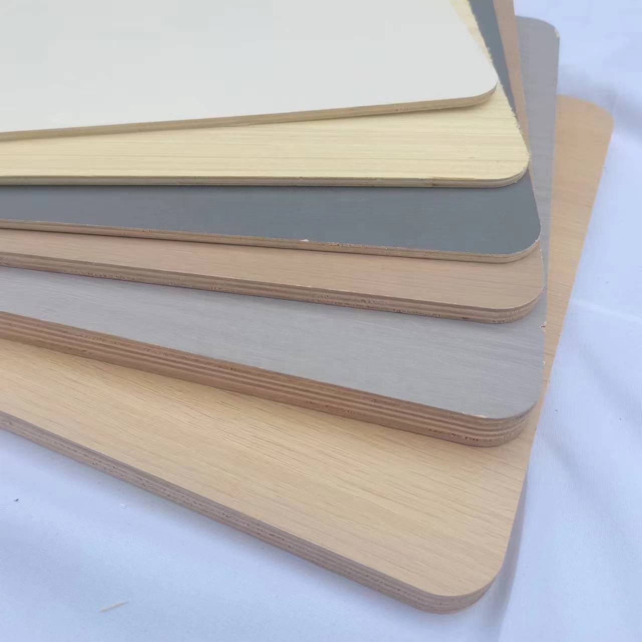 Waterproof 4x8 White Melamine Board E0 Formaldehyde Emission Walnut Plywood Sheet Laminated HDF Marine Plywood Stand Sheet Use