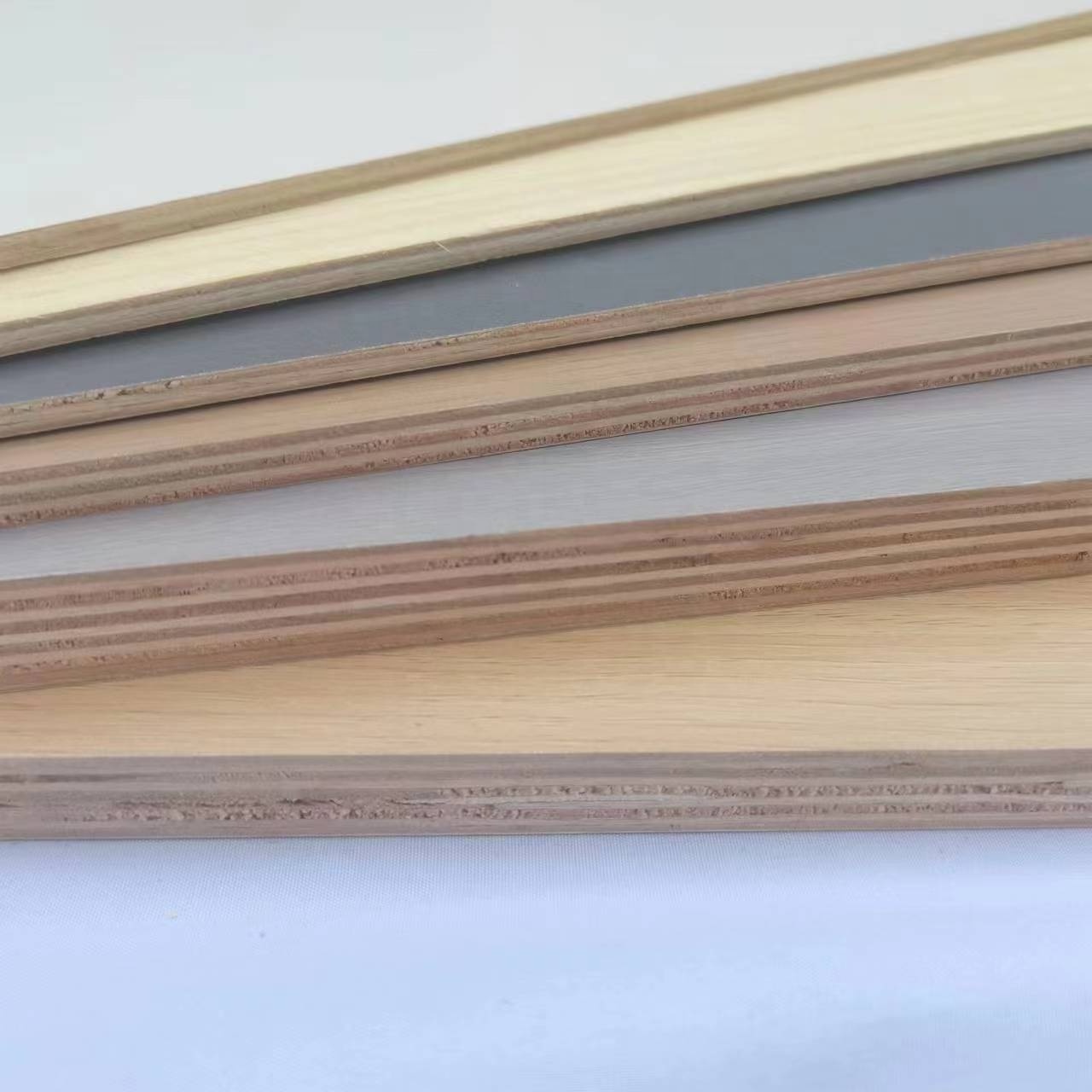 Waterproof 4x8 White Melamine Board E0 Formaldehyde Emission Walnut Plywood sheet Laminated HDF Plywood Marine Use Stand Sheet