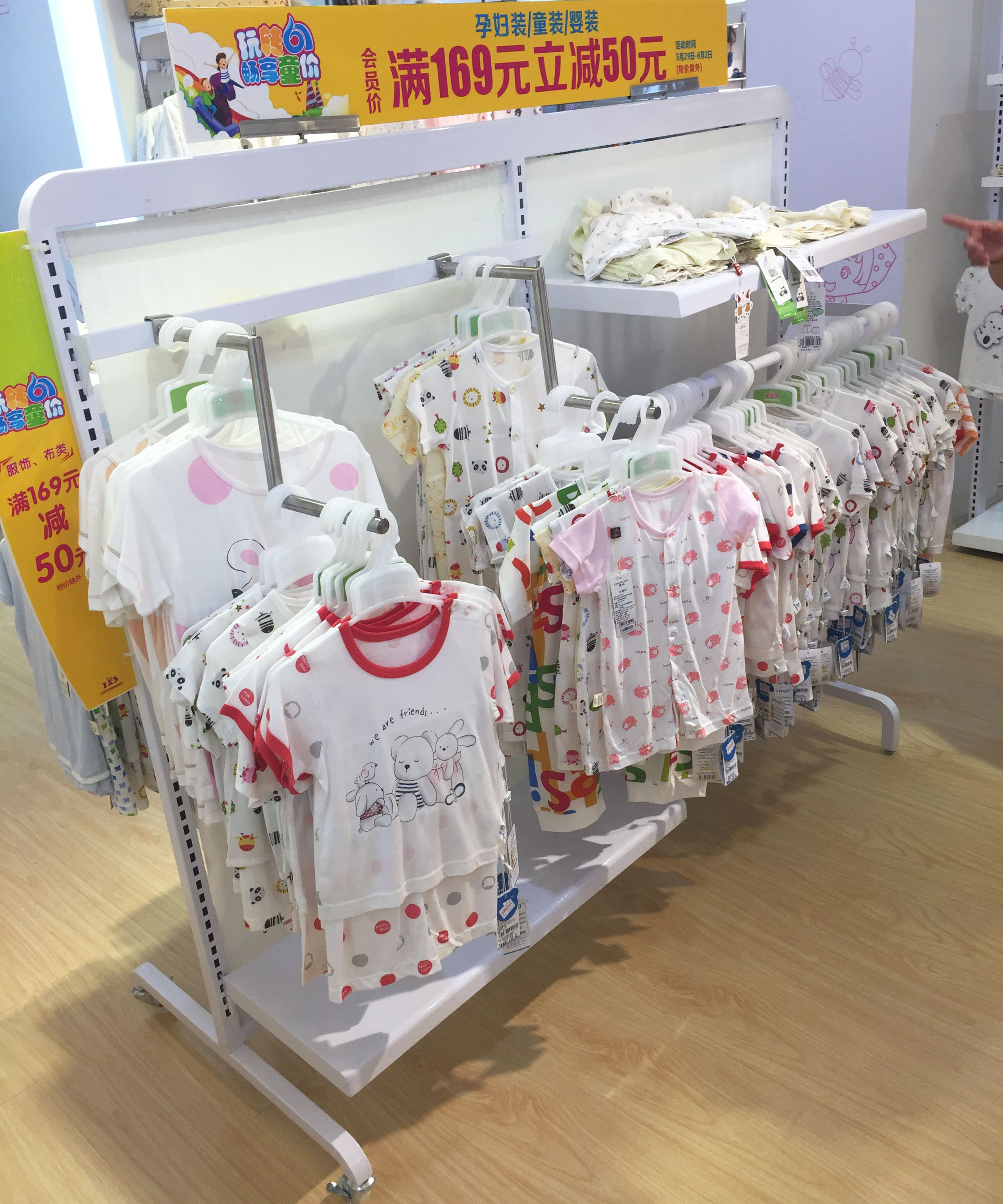 Custom Shopping Mall White Metal Children Clothing Display Rack