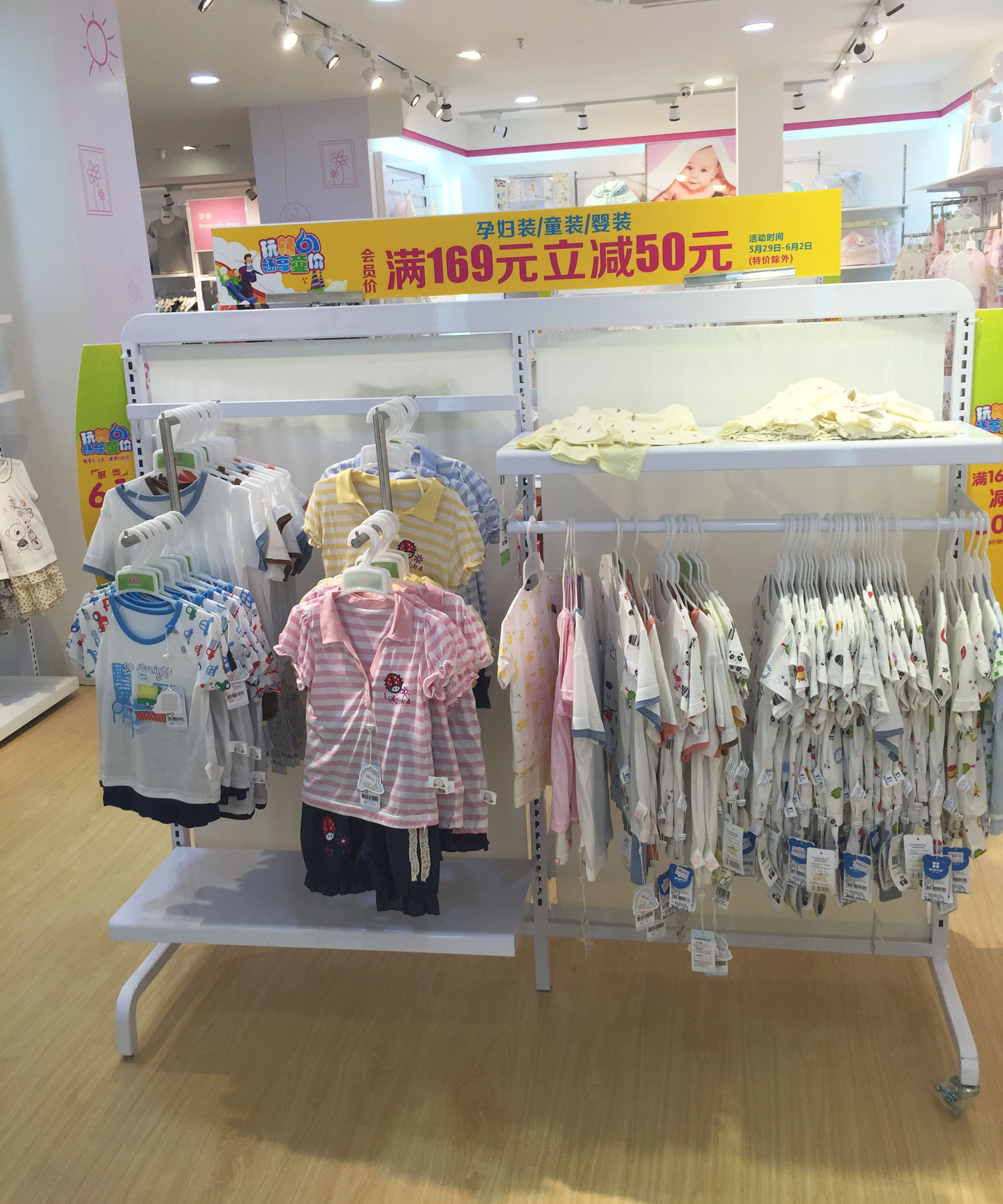 Custom Shopping Mall White Metal Children Clothing Display Rack