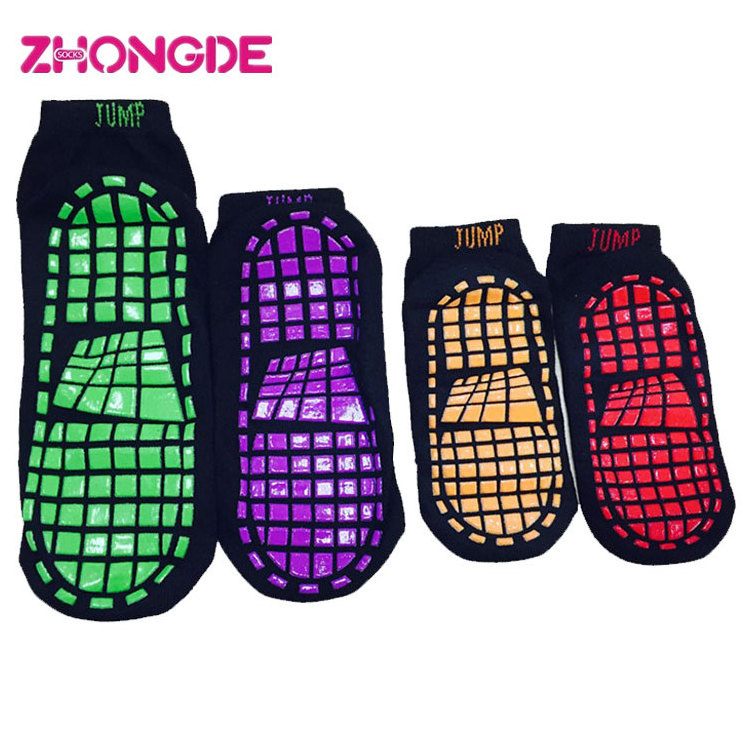 rubber sole trampoline socks rubber sole Non-slip trampoline sport grip socks for kids in bounce houses