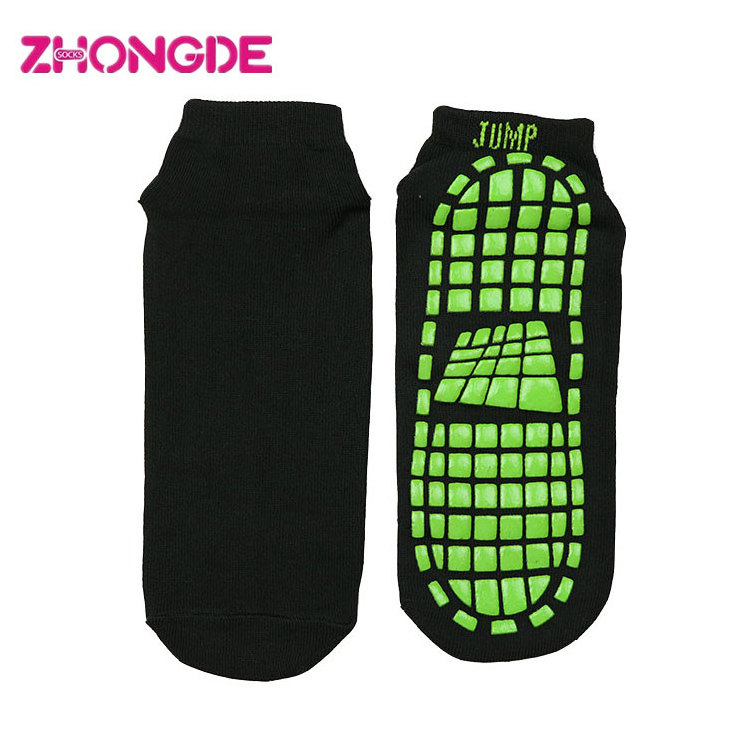 rubber sole trampoline socks rubber sole Non-slip trampoline sport grip socks for kids in bounce houses