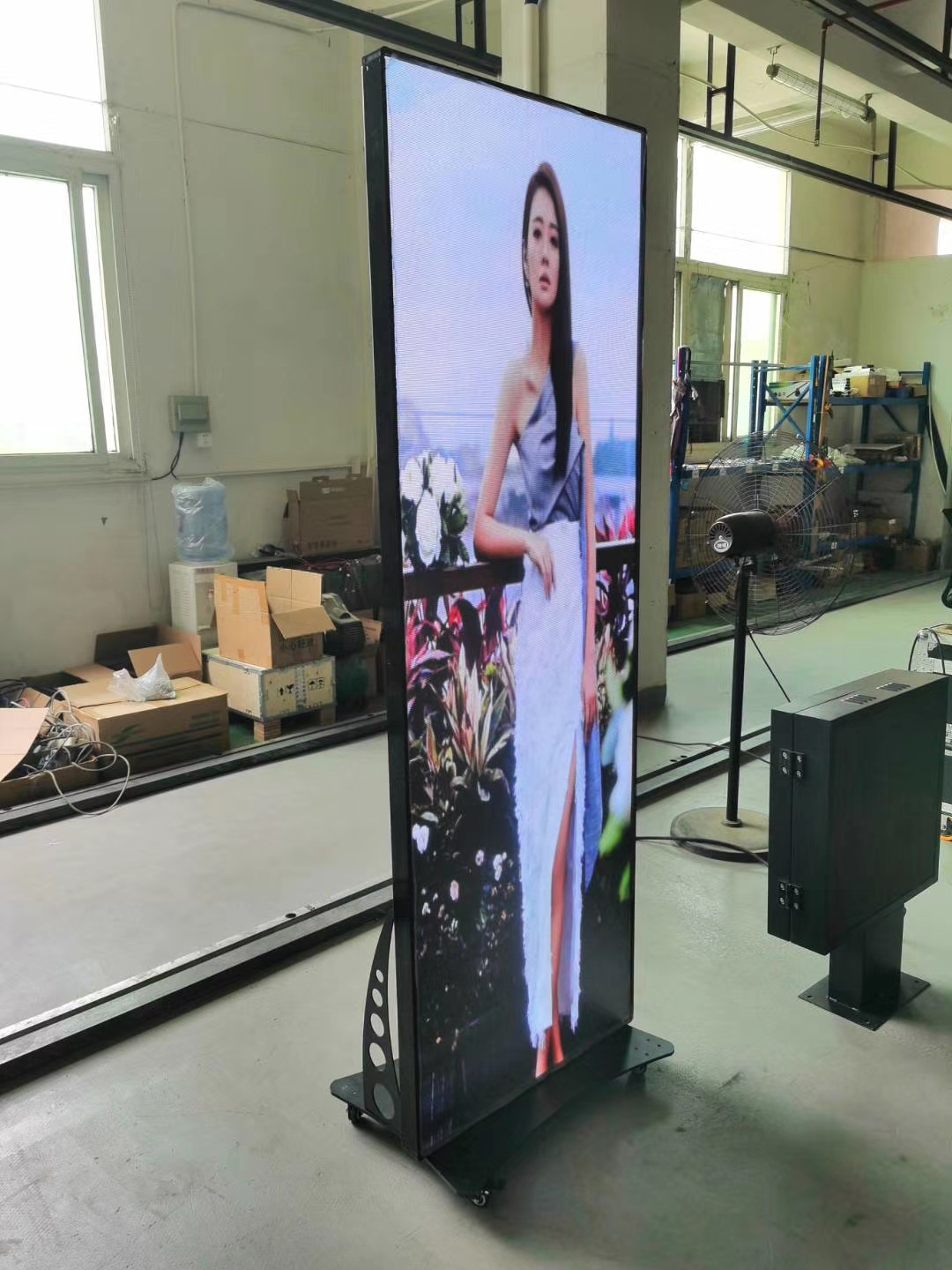 indoor digital signage Advertising Players P2.5 P3super-thin floor standing led poster display screen