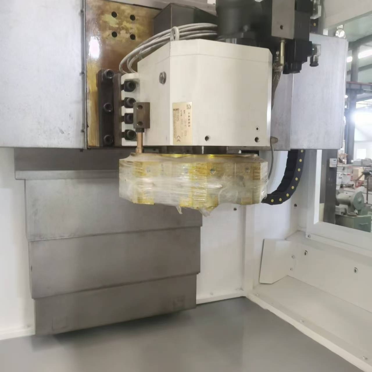 Vertical machining center