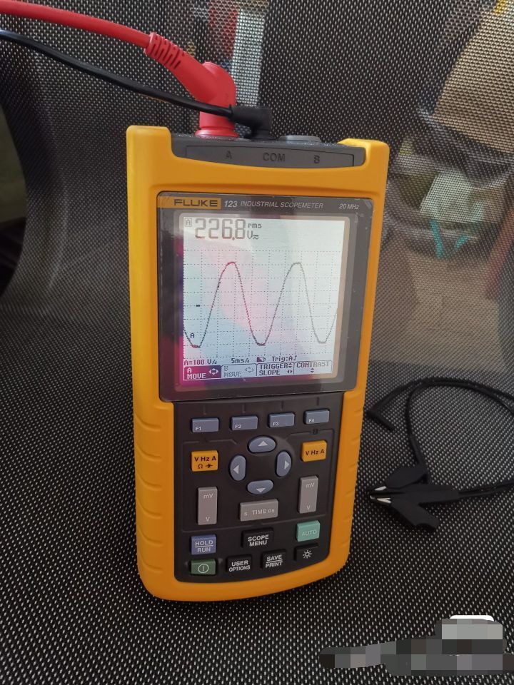 Fluke 123 Industrial Scopemeter Handheld Oscilloscope