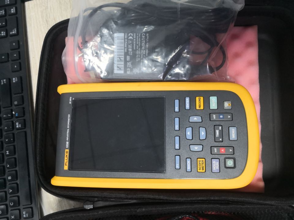 Fluke 123B Industrial ScopeMeter Dual-Input 20MHz HandHeld Oscilloscope USED