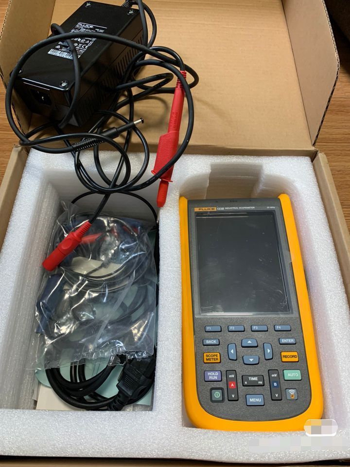 Fluke 123B Industrial ScopeMeter Dual-Input 20MHz HandHeld Oscilloscope