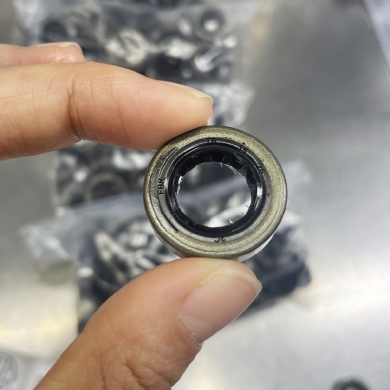 Factory Hot Sale Tb Type Oil Retainer  Double Lip OilSeal  metal oil seal 38.1*69.11*8.3   15*28*4.5   15*26*7    15*25*7