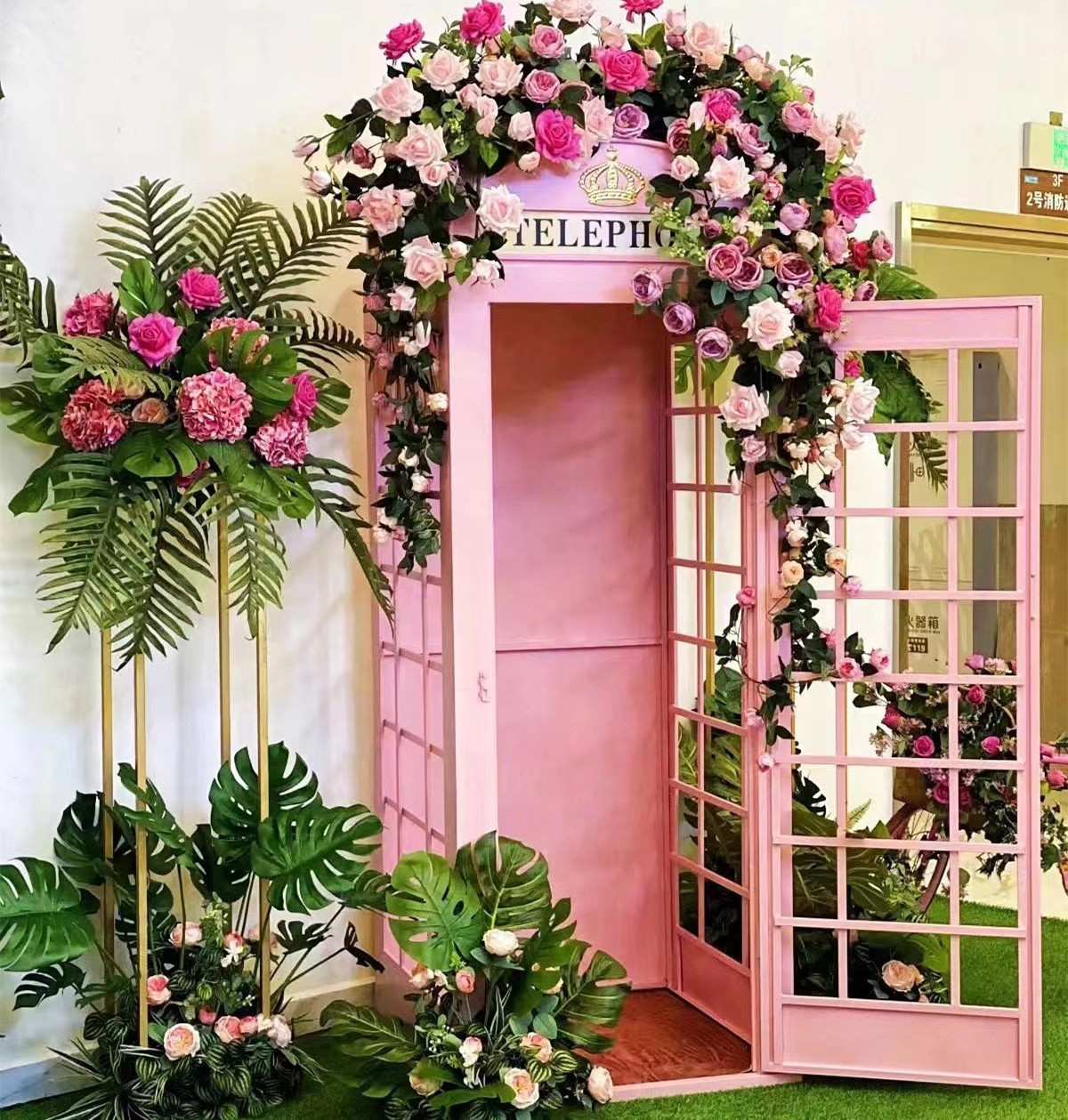 Wedding Supplies London Telephone Booth Wedding Decor Pink Telephone Booth with Artificial Flowers