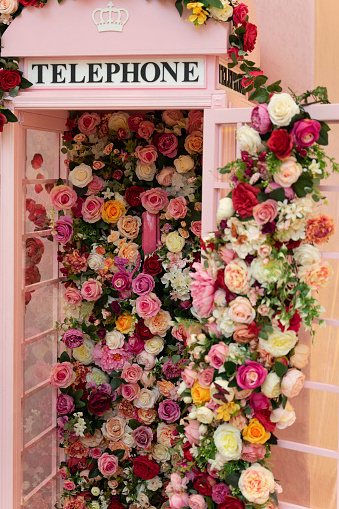 Wedding Supplies London Telephone Booth Wedding Decor Pink Telephone Booth with Artificial Flowers