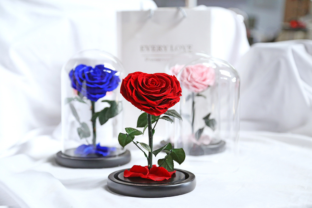 Hot Sale Interior Home Wedding Decorations Luxury Heart Shape Flowers Glass Dome Preserved Rose