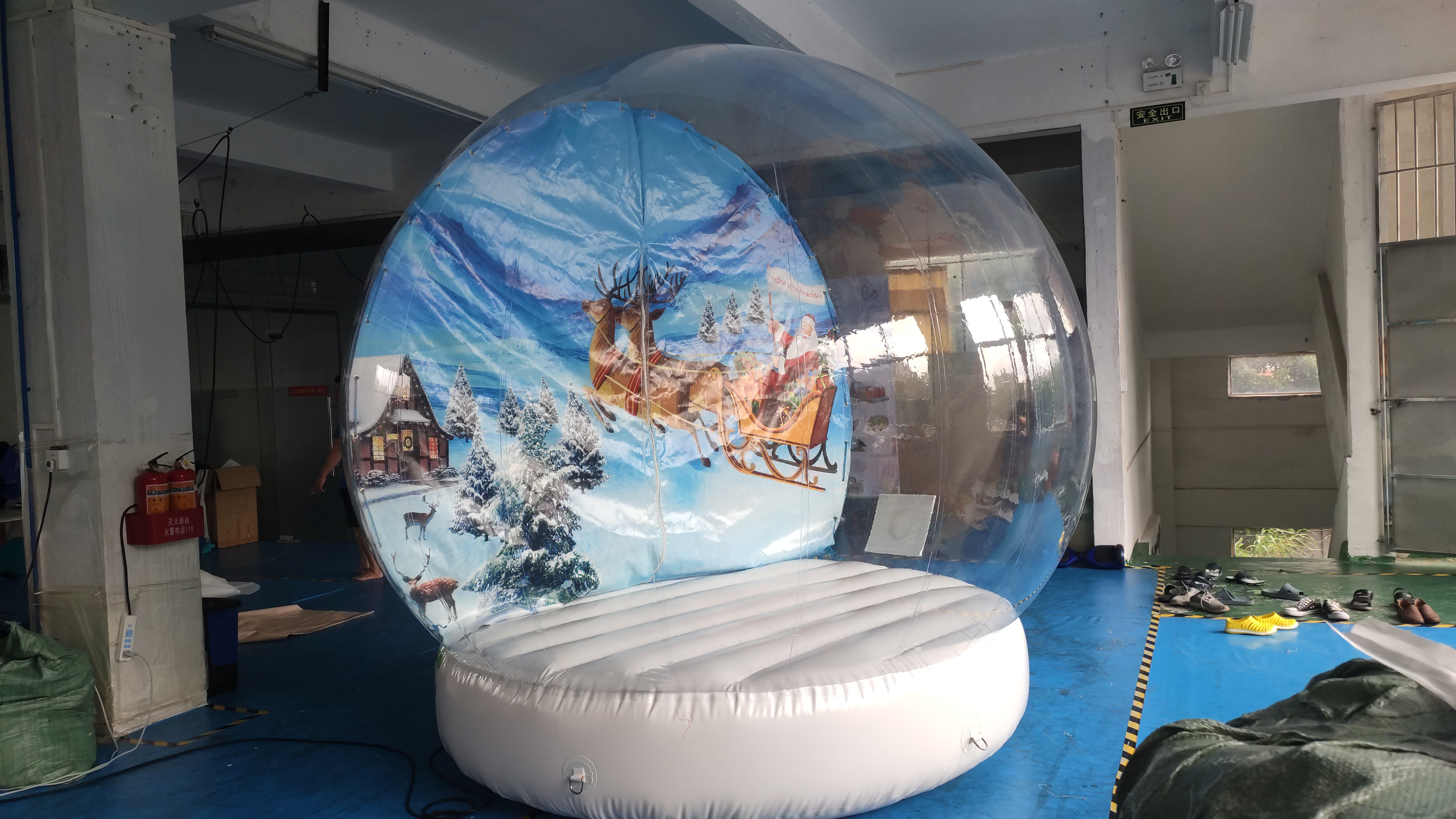 Hot selling life size 3/4/5m giant Santa Claus decorated inflatable dome photo booth bubble balloon house