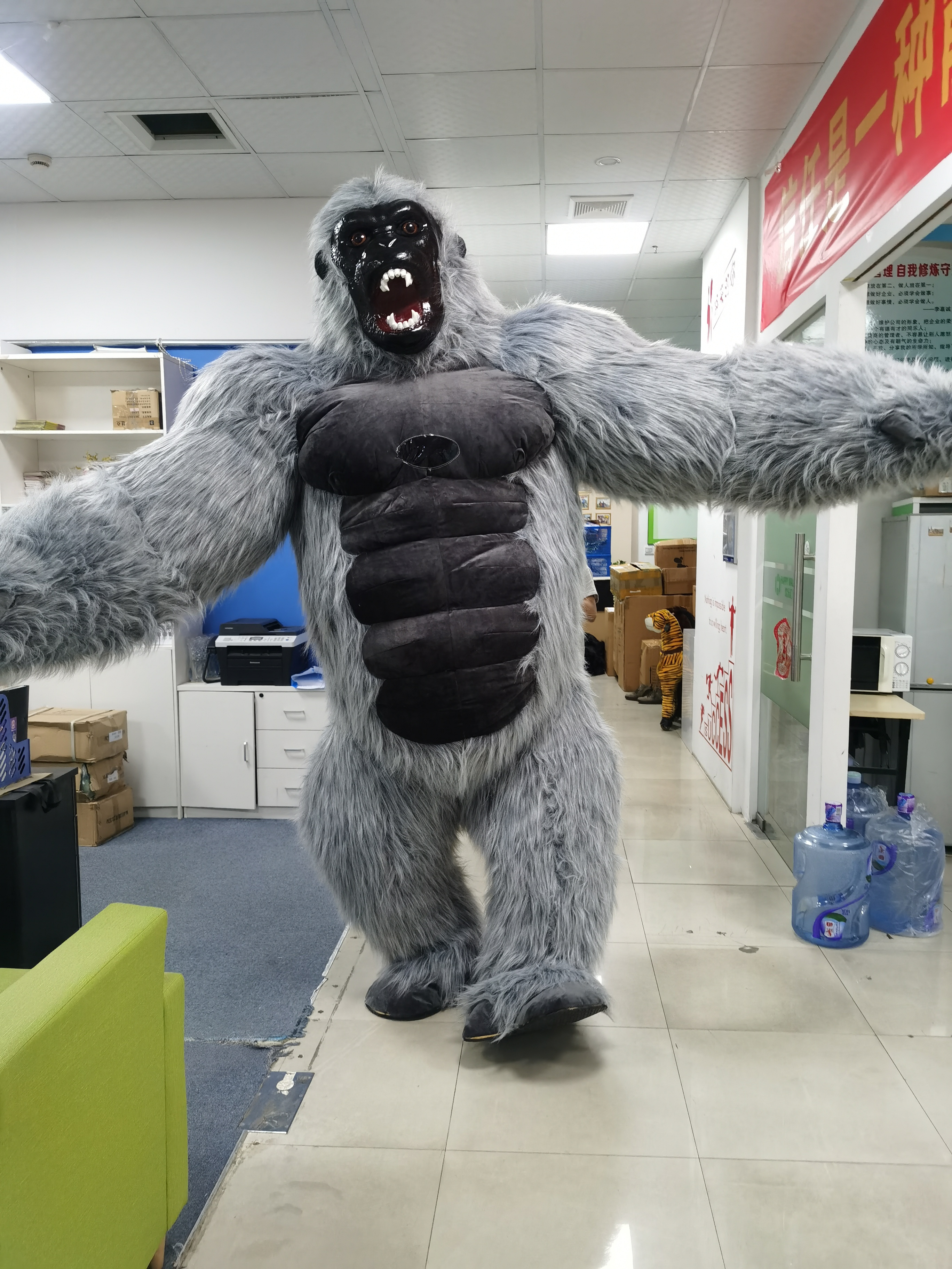 Customized size 2M 2.6M 3M Giant Realistic Inflatable Black Grey Gorilla Mascot Costume For Events Party