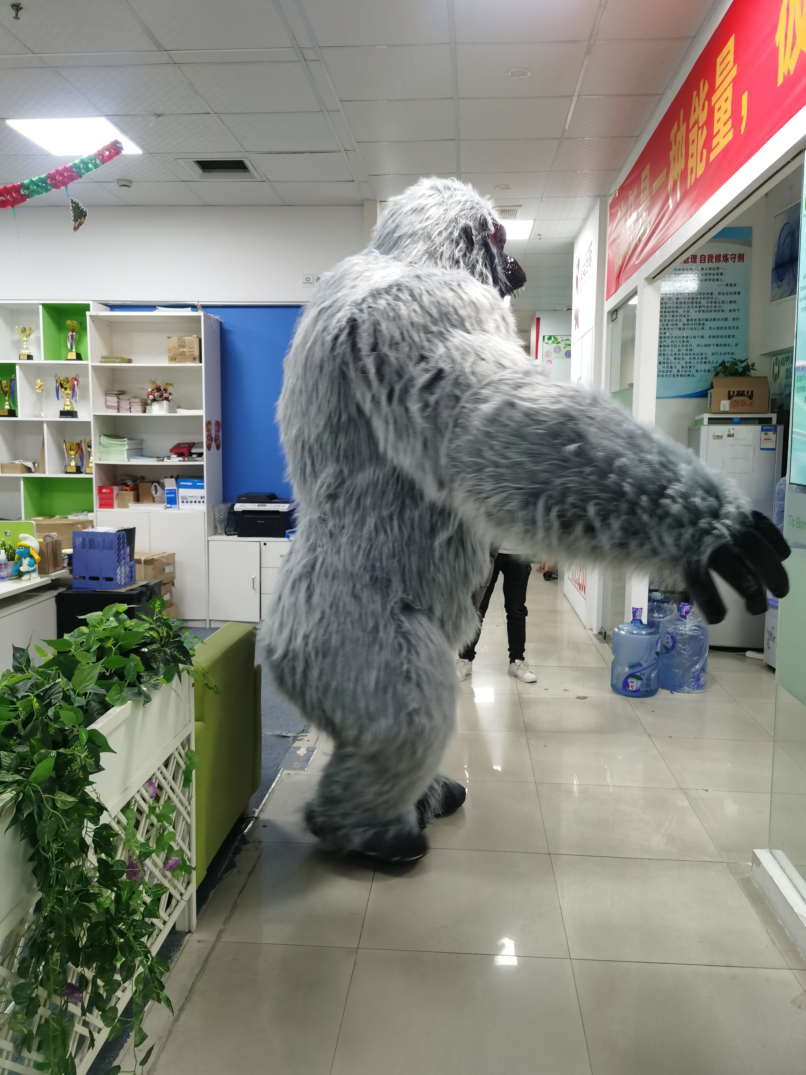 Customized size 2M 2.6M 3M Giant Realistic Inflatable Black Grey Gorilla Mascot Costume For Events Party