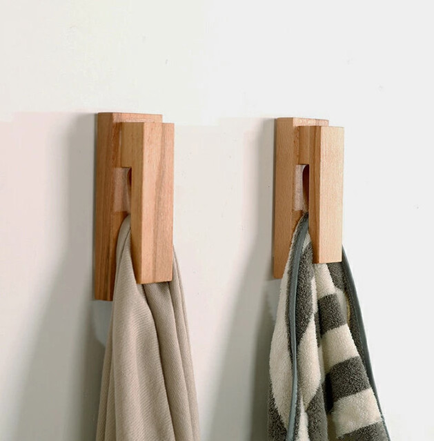 Wooden mounted bath towel rack with small volume and light weight