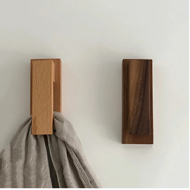 Wooden mounted bath towel rack with small volume and light weight