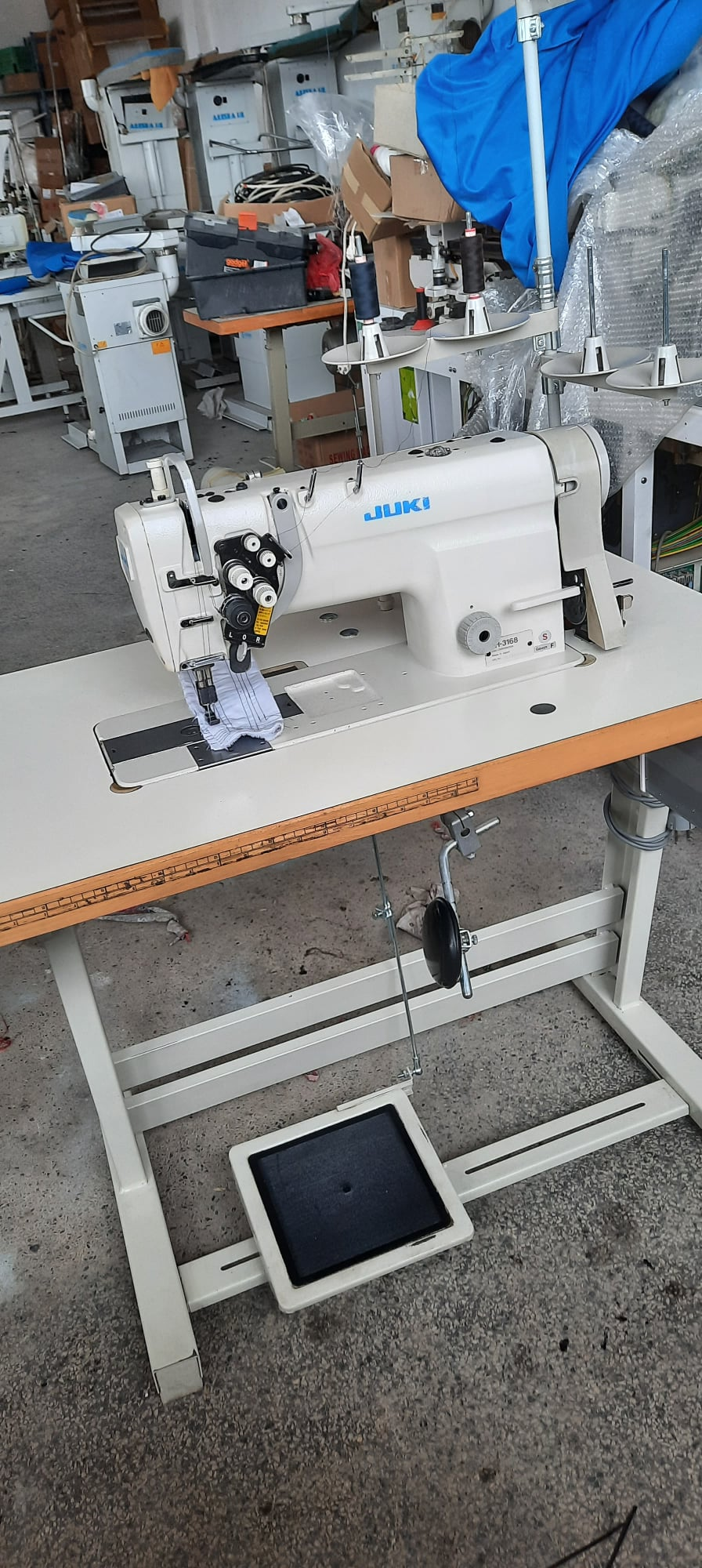 Used jukis 3168 double needle lockstitch sewing machine with direct drive double needle straight