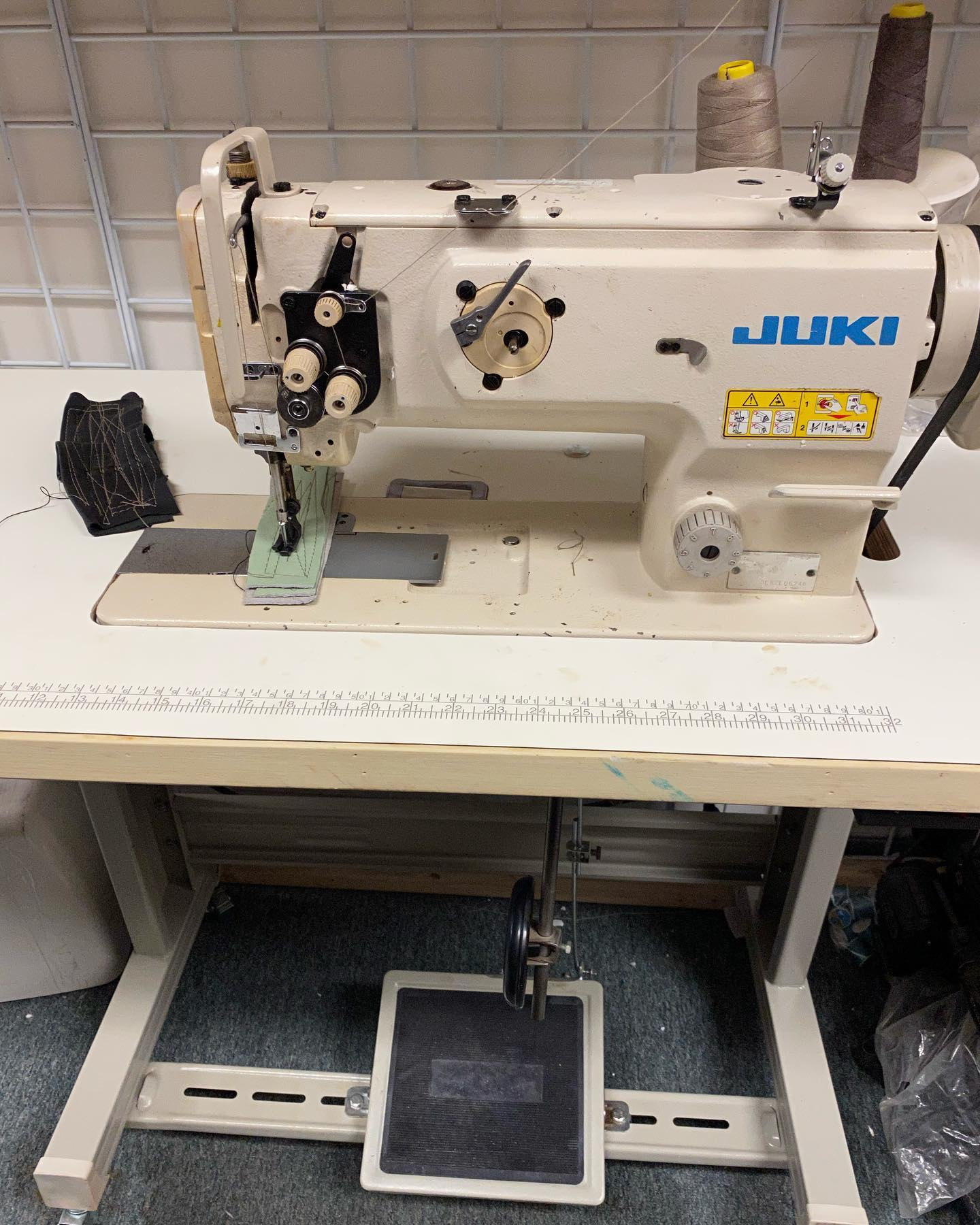 Used High Quality Jukis 1508 1-Needle Unison Feed Lockstitch Sewing Machine With Vertical-axis Large Hook Best Price