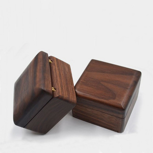 Custom Logo Square Wood Ring Box Packaging Walnut Luxury Gift Ring Case Mini Boxing Ring Wedding Jewelry Display Storage Box