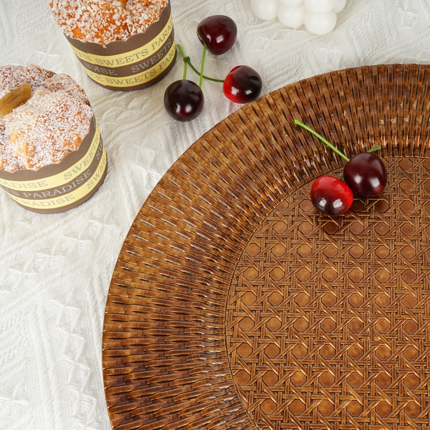 Wholesale Brown Rattan Pattern Decorated Charger Plate Round Wedding Plastic Charger Plate