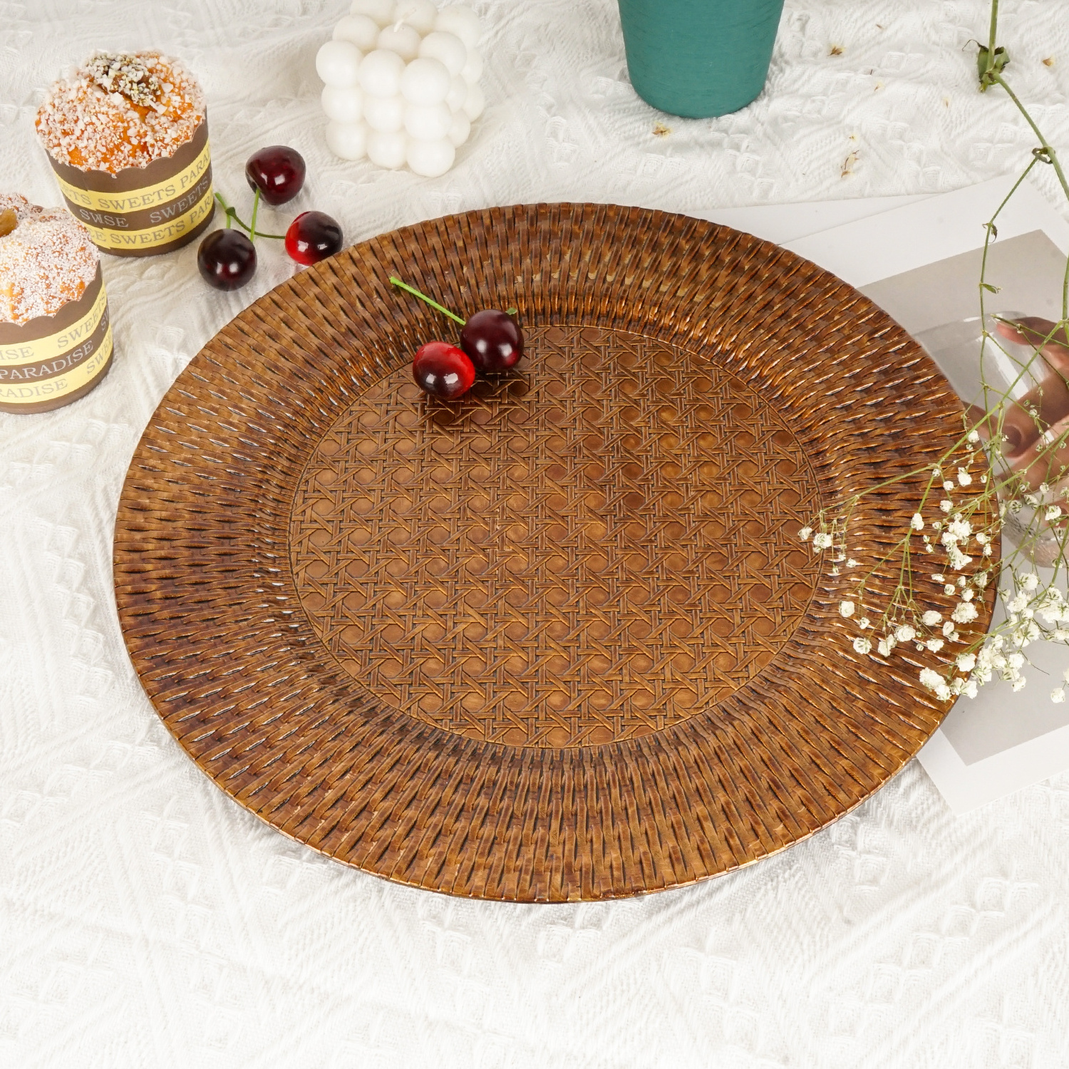 Wholesale Brown Rattan Pattern Decorated Charger Plate Round Wedding Plastic Charger Plate